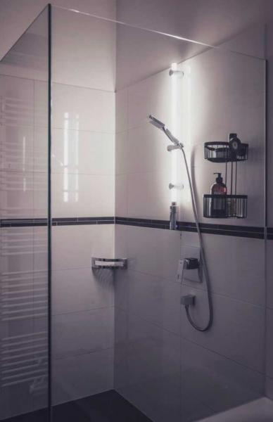 Wenko brusesæt m/12 LED farver i brusestang - Ø120 - Kan også limes Wenko brusesæt m/12 LED farver i brusestang - Ø120 - Kan også limes